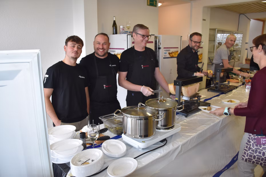 Bénévoles au comptoir de restauration du salon Festivins.