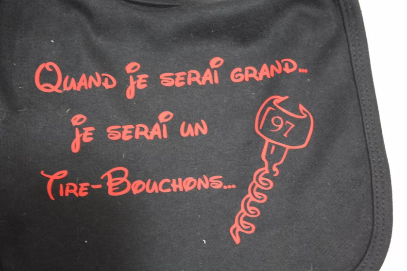 Un vêtement portant une inscription humoristique sur les Tire-Bouchons.