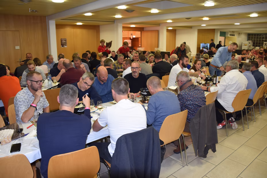 Des visiteurs attablés dans l'espace de restauration du salon.